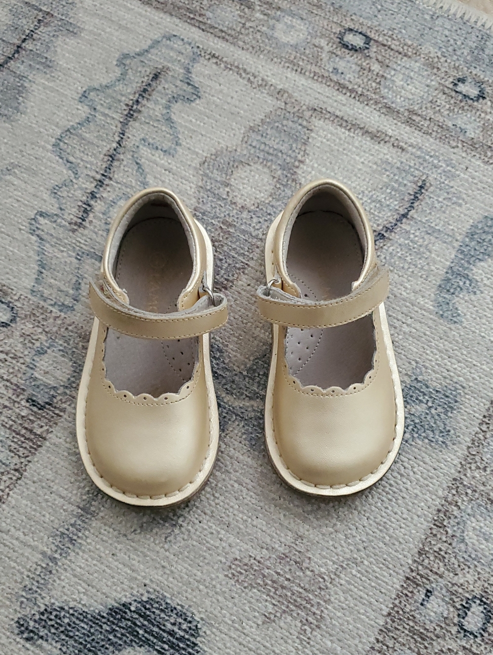 L'Amour Girls' Metallic Gold Mary Jane Dress Shoes with Scalloped Edge Sz7